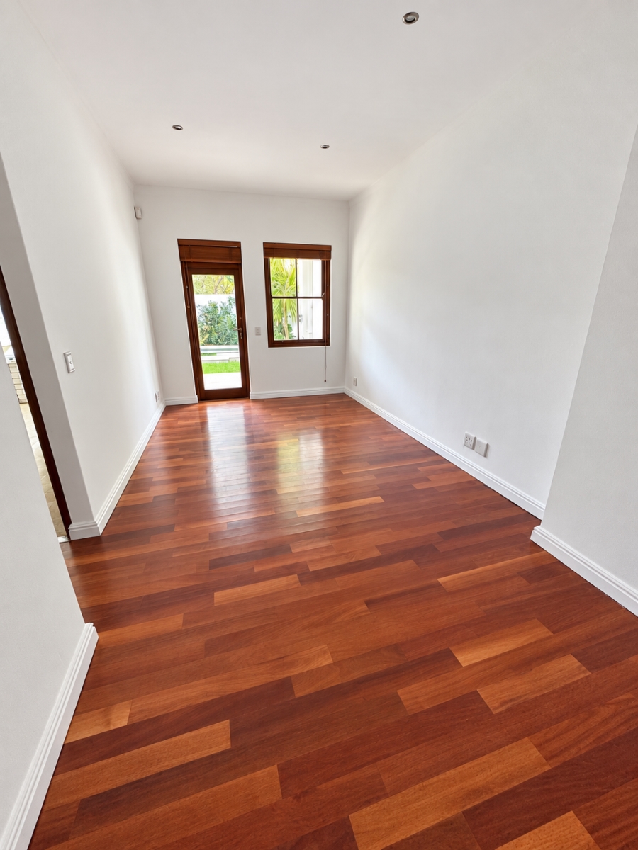 5 Bedroom Property for Sale in North Oaks Western Cape